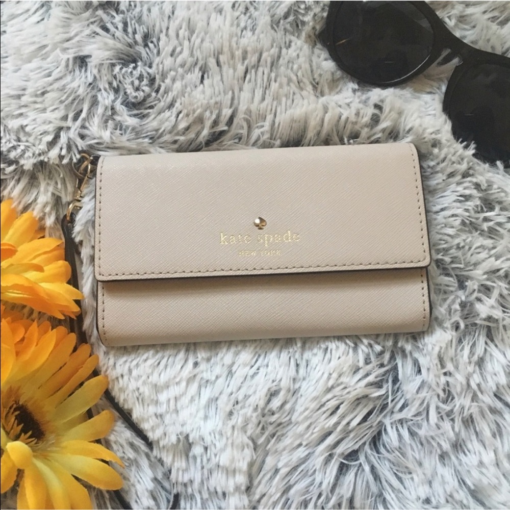 Kate Spade cream wristlet / wallet